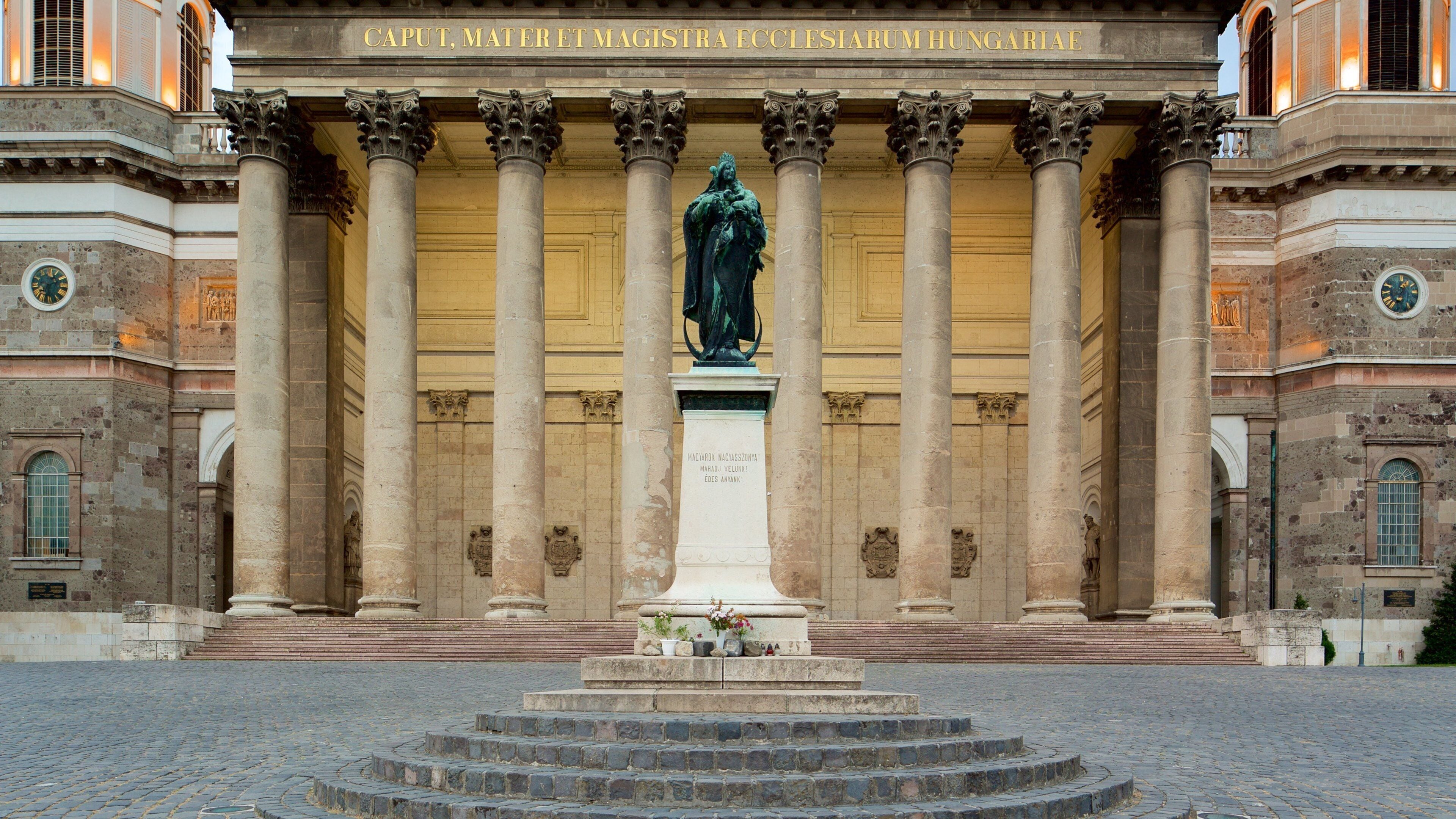 Esztergom featuring a memorial, heritage architecture and a statue or sculpture