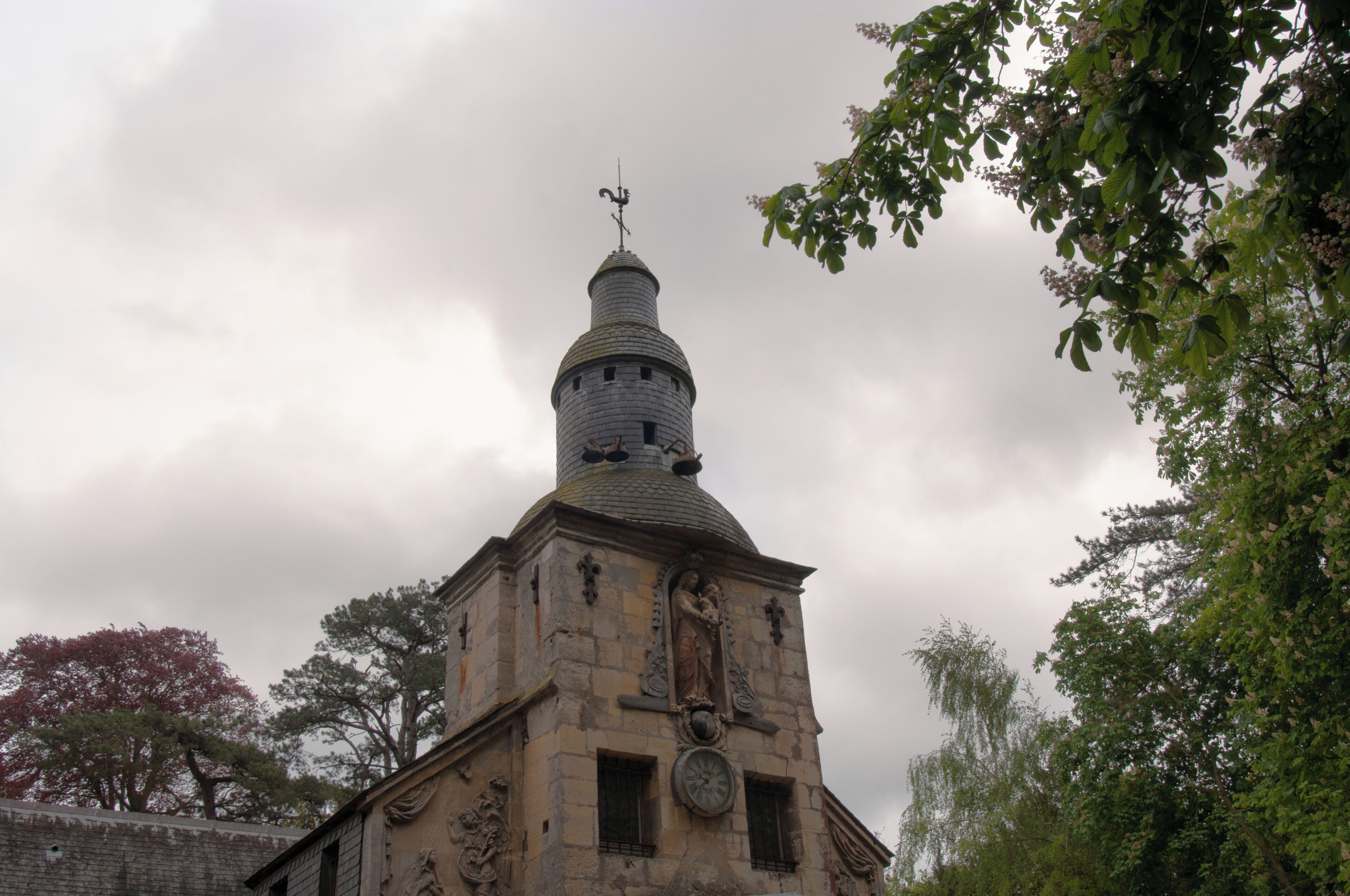 This building is indexed in the Base Mérimée, a database of architectural heritage maintained by the French Ministry of Culture, under the reference PA00111299 .
