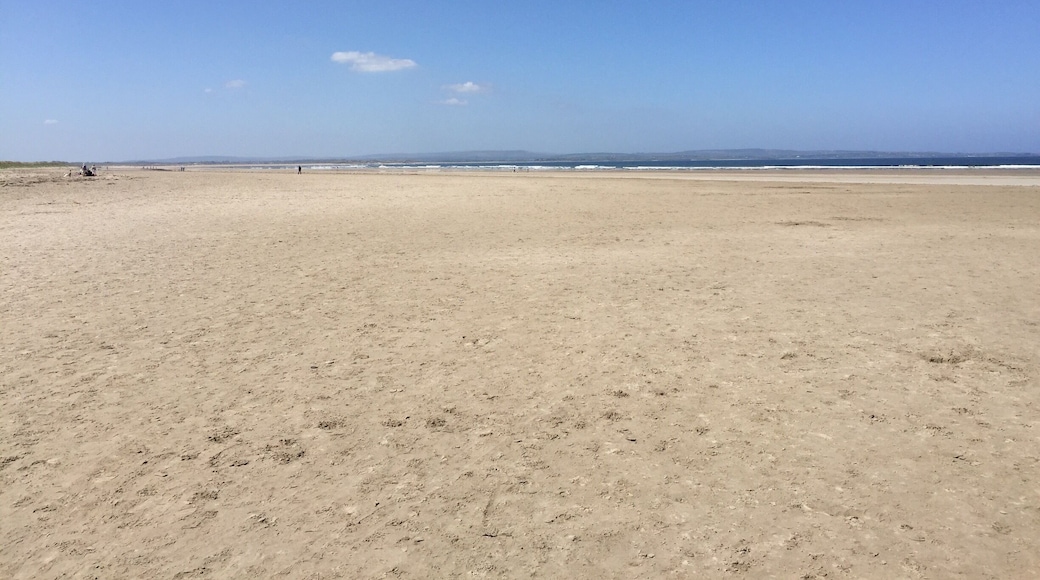 Excellent strand with lovely views which stretch for miles