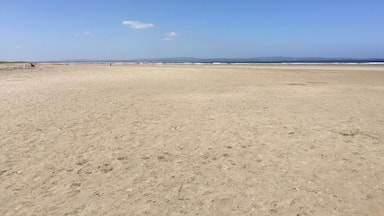 Excellent strand with lovely views which stretch for miles