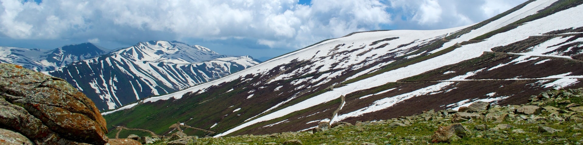 Gulmarg ofreciendo vista panorámica, montañas y nieve