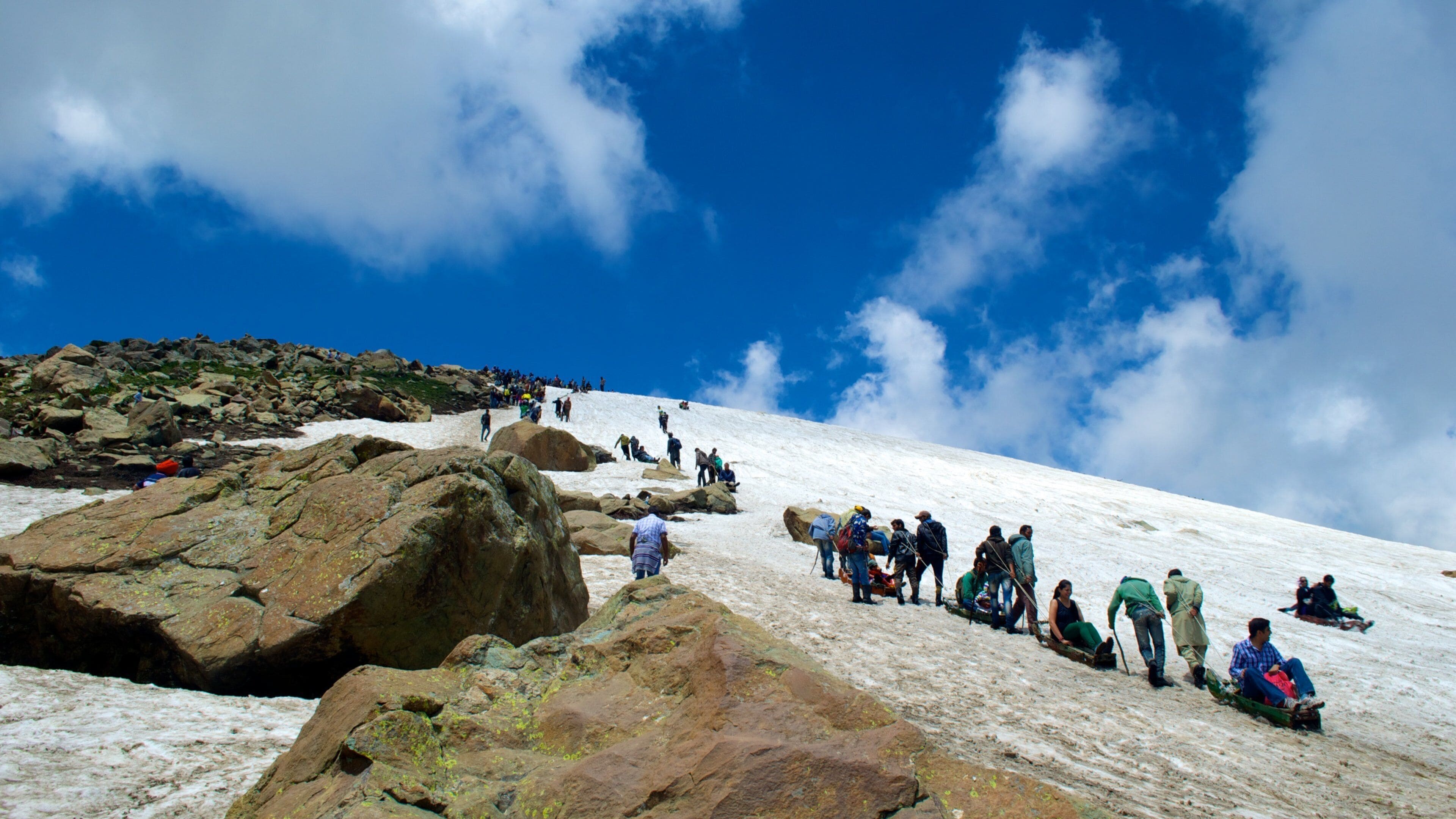 Gulmarg inclusief snowtuben, sneeuw en bergen