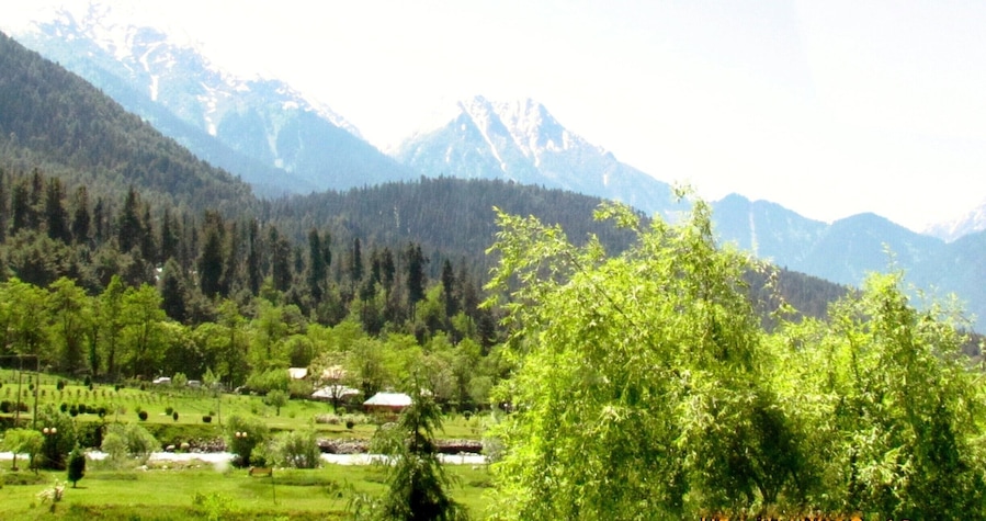 Pahalgaon in Kashmir Valley is a Natures paradise famous for the Greenery and the Lidder River passing through it.