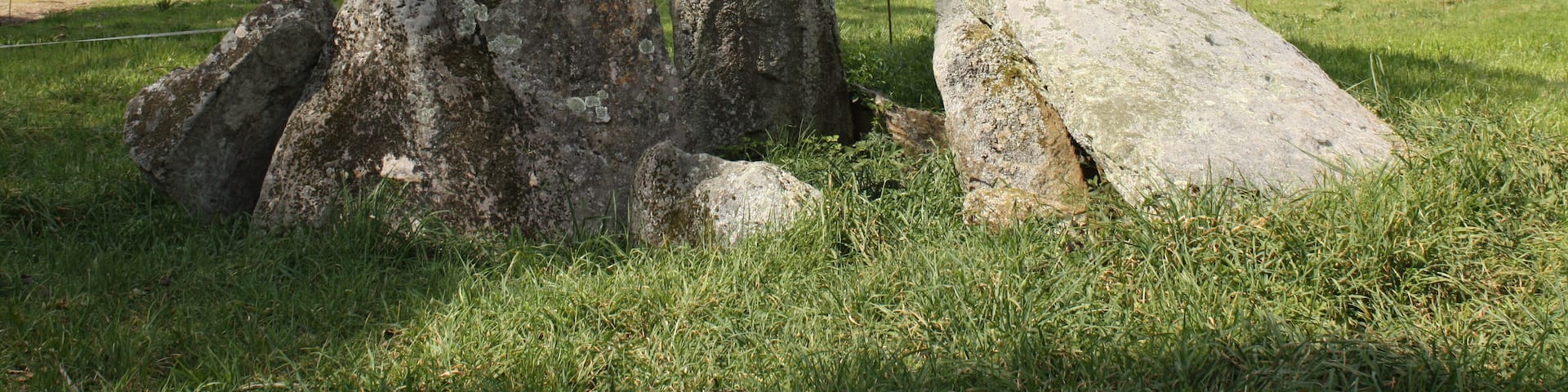 Dolmen da Pedra Moura, en Aldemunde (Carballo, A Coruña)