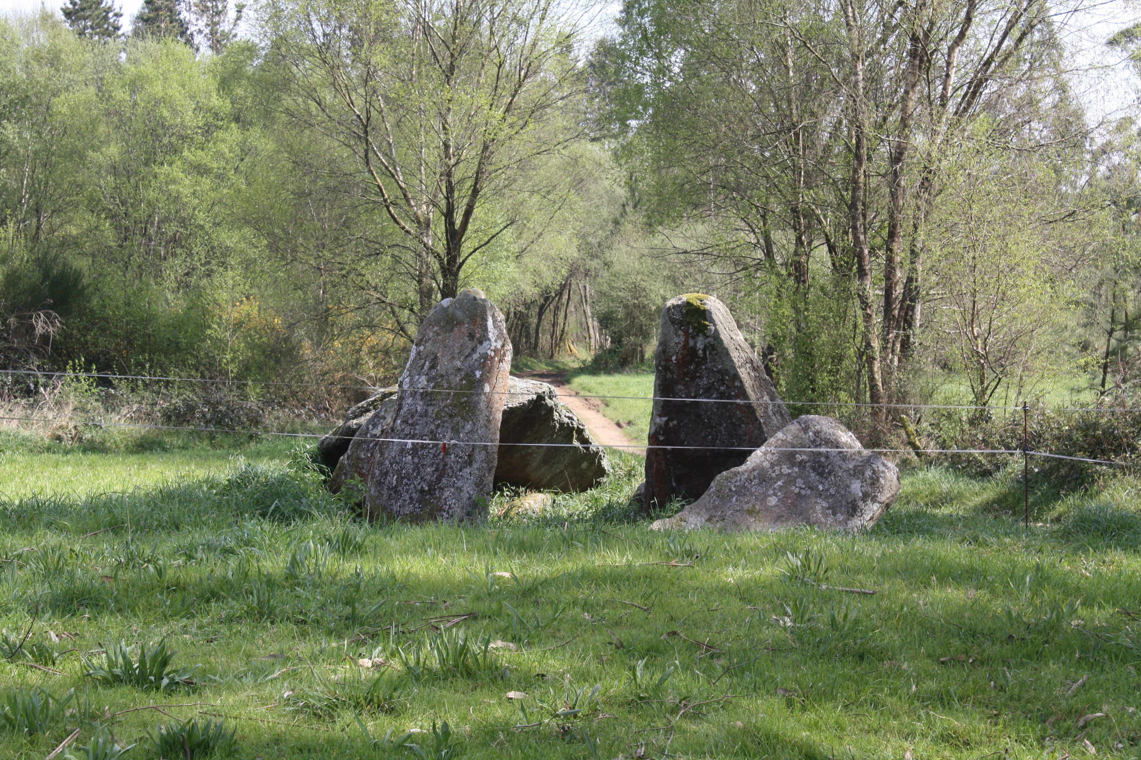 Dolmen da Pedra Moura, en Aldemunde (Carballo, A Coruña)