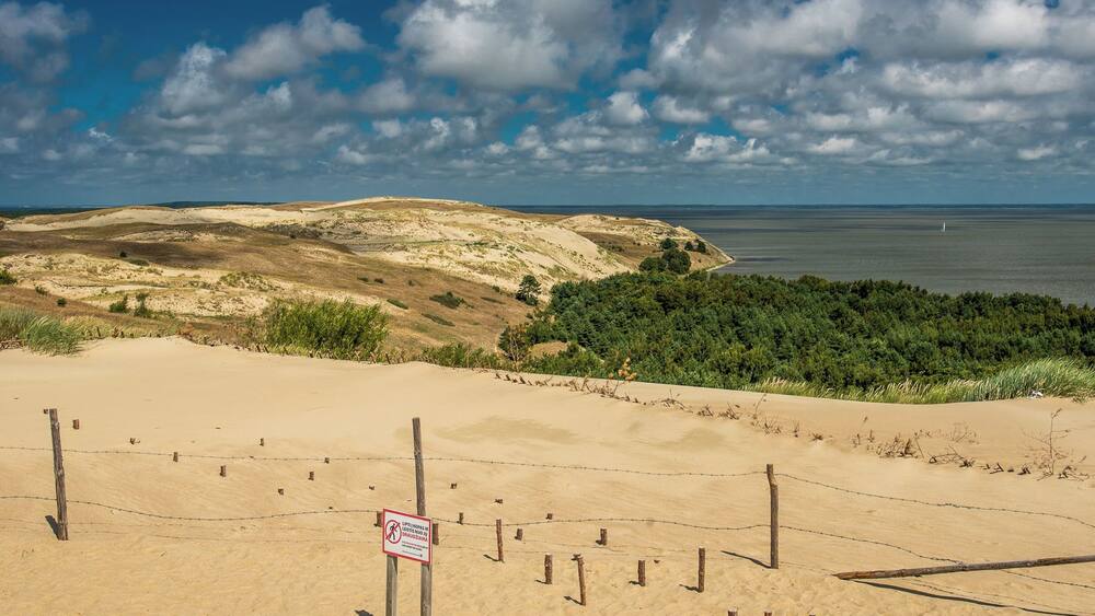 The Curonian Spit (Kurische Nehrung in German) is a 100km long sand bar beetween the Baltic Sea and the inland salt water called "Haff". It shares the interesting history of the region, which is in Lithuania now, but was influenced by Teutonic Knights/Baltic Germans/East Prussians for centuries. The southern half of the Spit is part of Russia´s Kaliningrad (formerly Königsberg) Region. The "Great Dune" near Nida is protected be #UNESCO World Heritage
