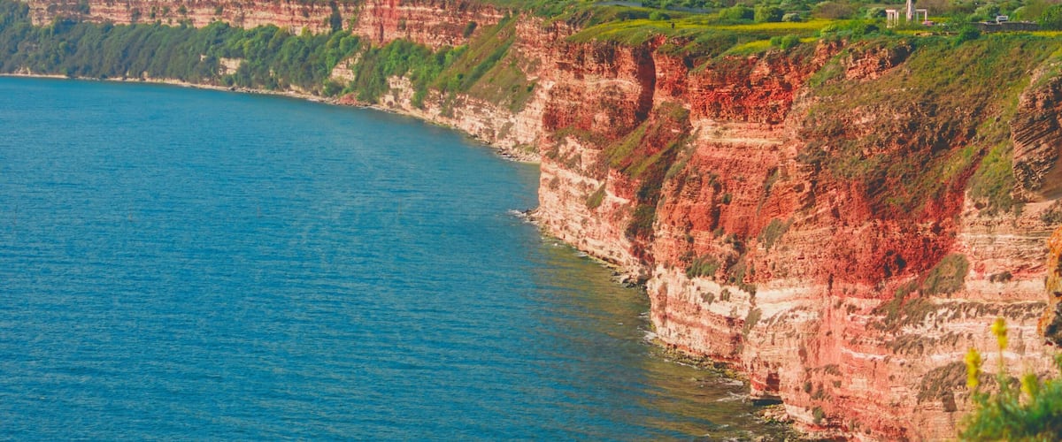 I think this is the perfect sea view🌊
You have:
-the red rocks✔
-the turquoise water✔
-wind turbines on the horizon✔
-sea breeze✔
-nature in bloom✔
-and if you wait long enough you'll spot the free dolphins 🐬