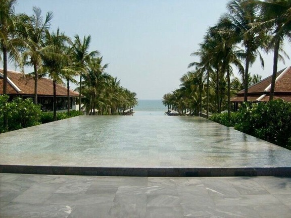 The endless infinity pool @ the 6 Star ⭐️
Bam Hai Resort in Danang