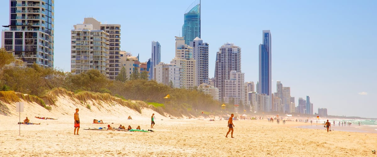 Kurrawa Beach mostrando una ciudad, un edificio de gran altura y una playa de arena
