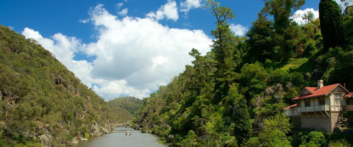 Cataract Gorge ซึ่งรวมถึง แม่น้ำหรือลำธาร, บ้าน และ ทิวทัศน์ที่เงียบสงบ