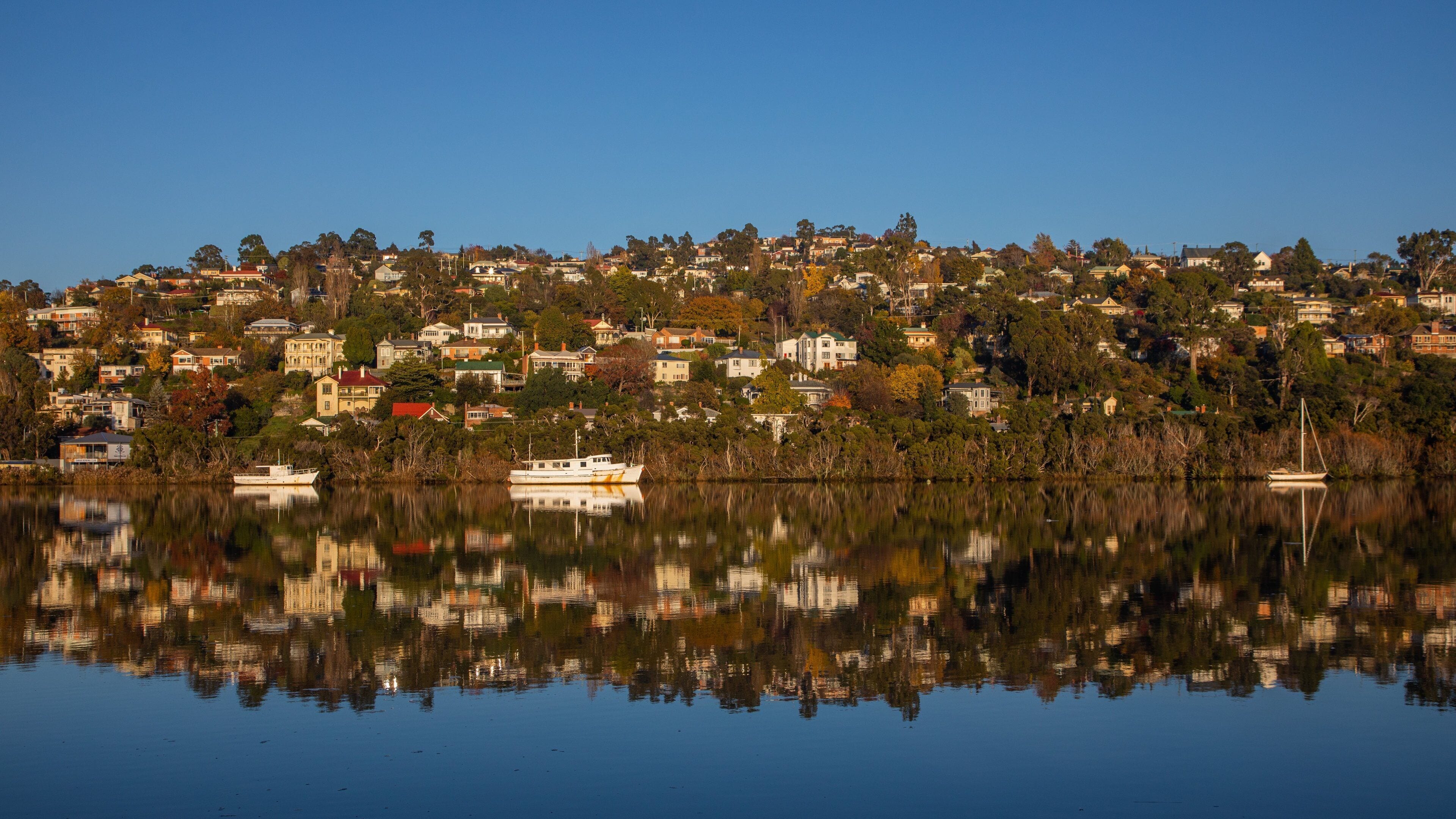 Royal Park showing a lake or waterhole and a coastal town