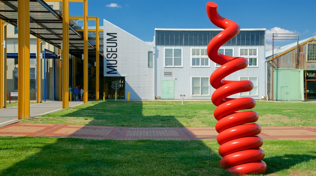 Queen Victoria Museum mettant en vedette art en plein air et parc