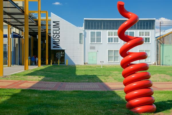 Queen Victoria Museum welches beinhaltet Garten und Outdoor-Kunst