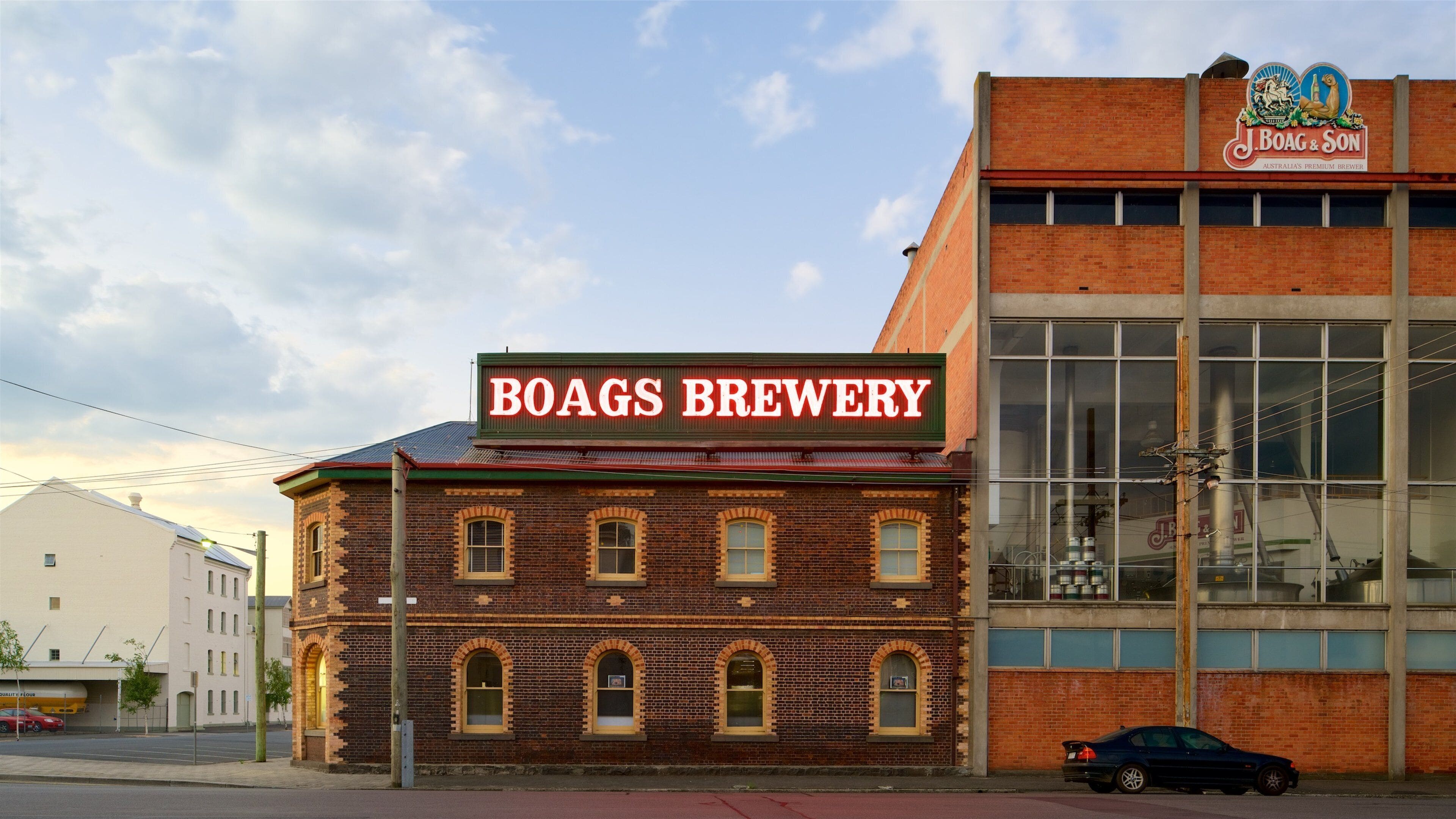 Un bâtiment en briques sur lequel on peut lire l’inscription « Brasserie Boags ».