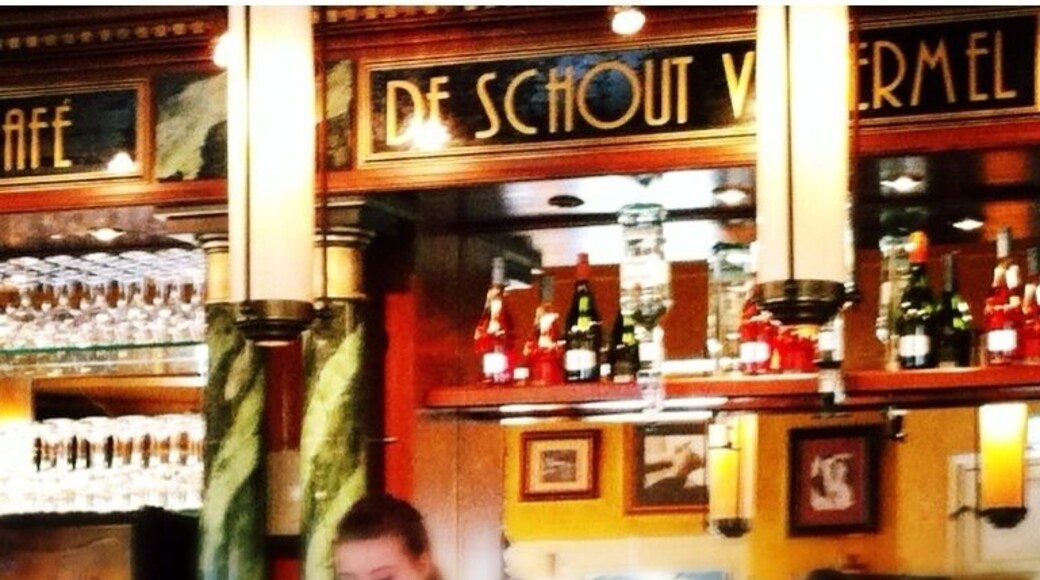 A lively joint in this small town of Ermelo. Mix of tapas and steak dishes. The back area has fireplaces.