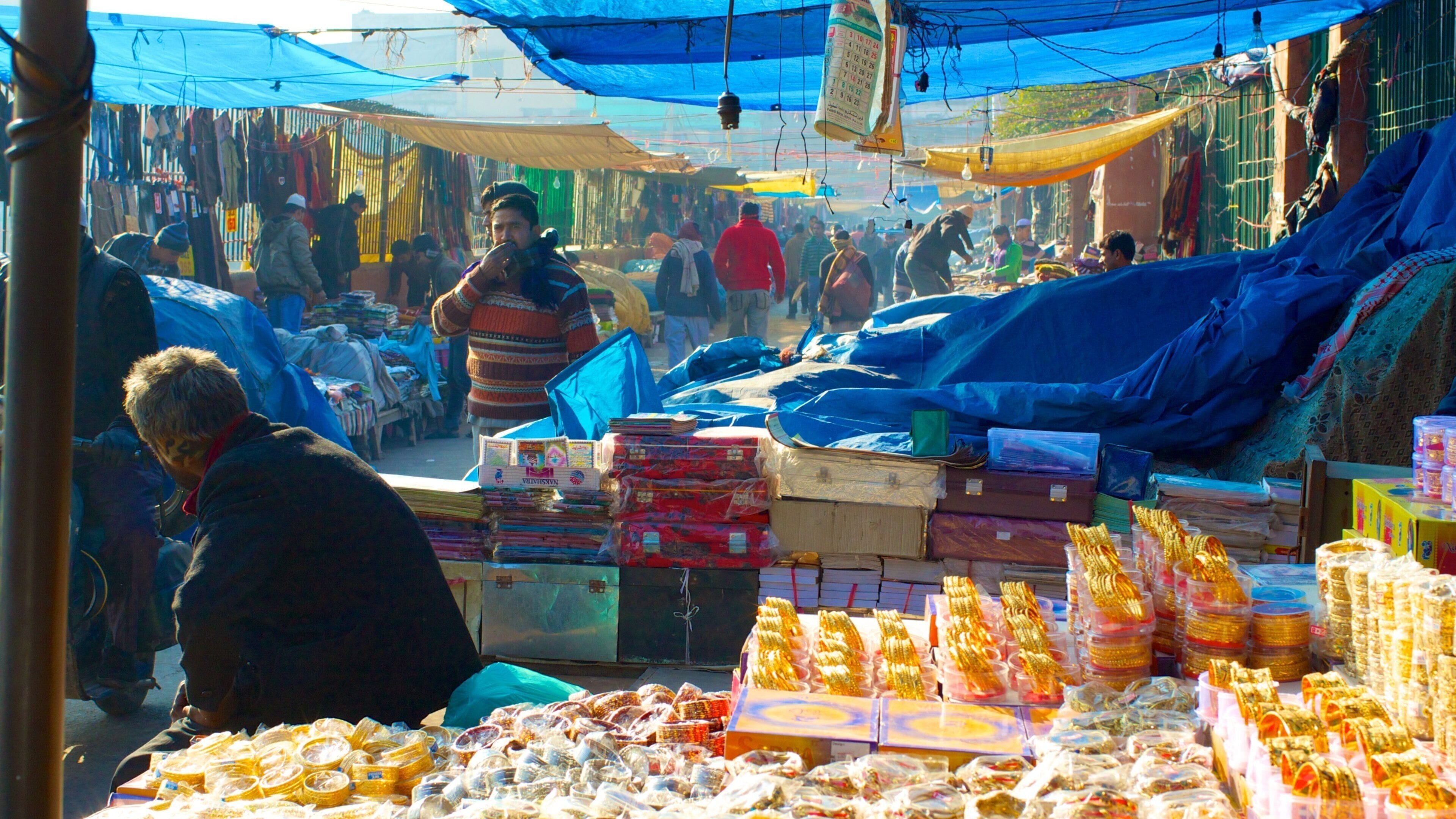 Chandni Chowk som viser gatescener og marked i tillegg til en liten gruppe med mennesker