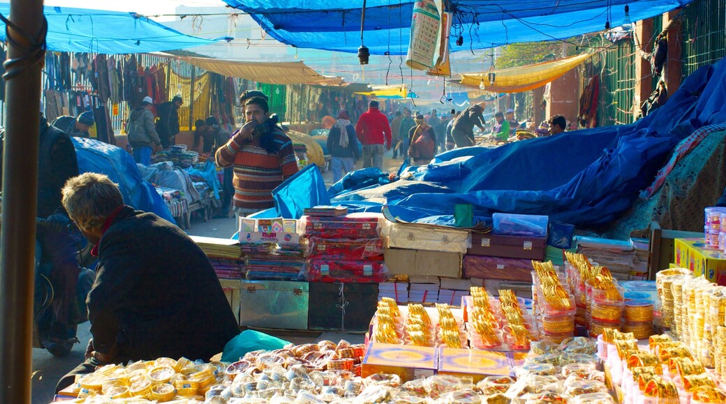 Chandni Chowk som viser gatescener og marked i tillegg til en liten gruppe med mennesker