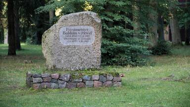 Stein an Balduin von Hövel auf dem Gelände des Jagthaus Huberstusstock in Joachimsthal