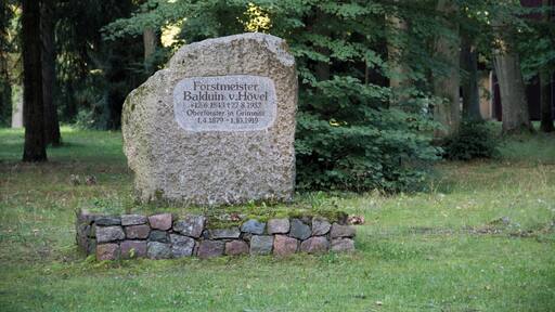 Stein an Balduin von Hövel auf dem Gelände des Jagthaus Huberstusstock in Joachimsthal