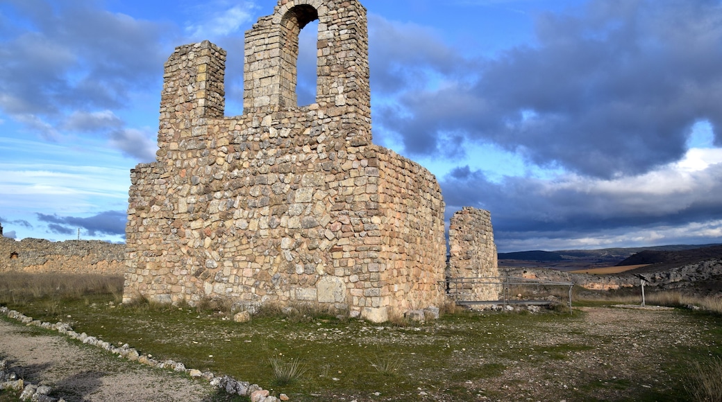 Las ruinas de la ciudad romana de Valeria están situadas en torno a la Hoz del río Gritos, en la provincia de Cuenca. La ermita de Santa Catalina fue construida en el siglo XIII en estilo románico rural tardío.La ermita perduró hasta su ruina definitiva en el siglo XX.