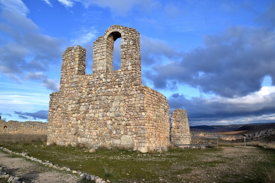 Las ruinas de la ciudad romana de Valeria están situadas en torno a la Hoz del río Gritos, en la provincia de Cuenca. La ermita de Santa Catalina fue construida en el siglo XIII en estilo románico rural tardío.La ermita perduró hasta su ruina definitiva en el siglo XX.