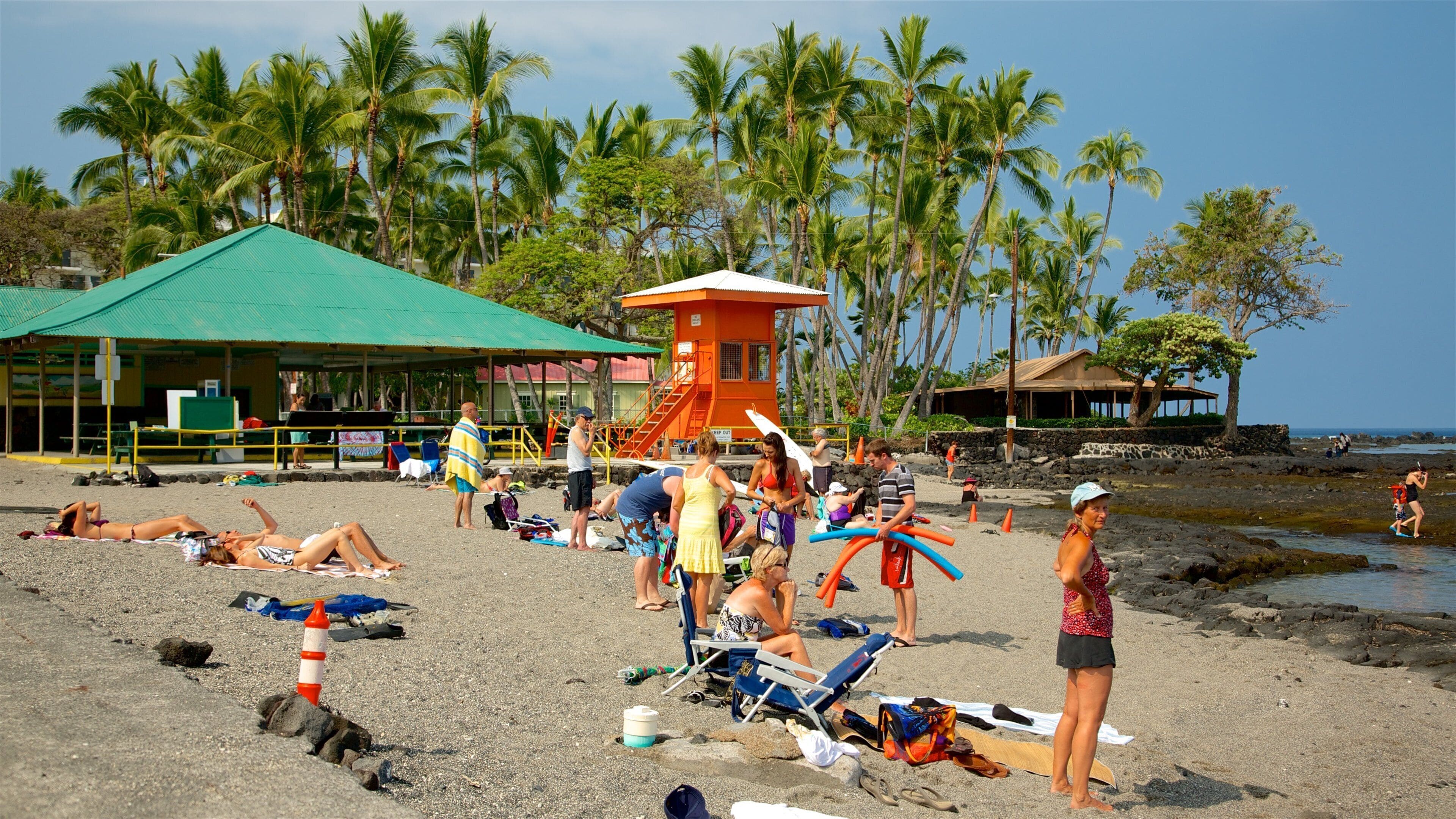 Kahalu\'u Beach Park mettant en vedette vues littorales aussi bien que petit groupe de personnes