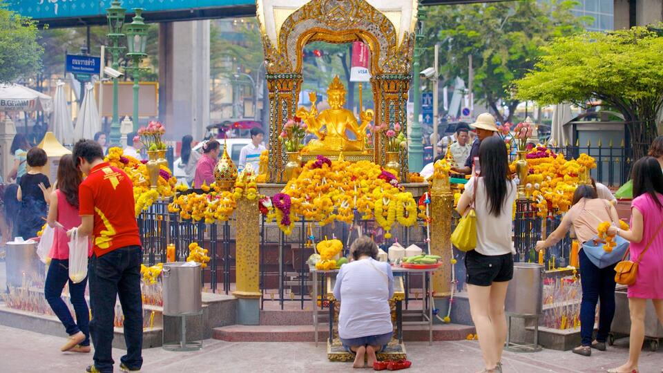 Um templo com estátuas douradas e oferendas.