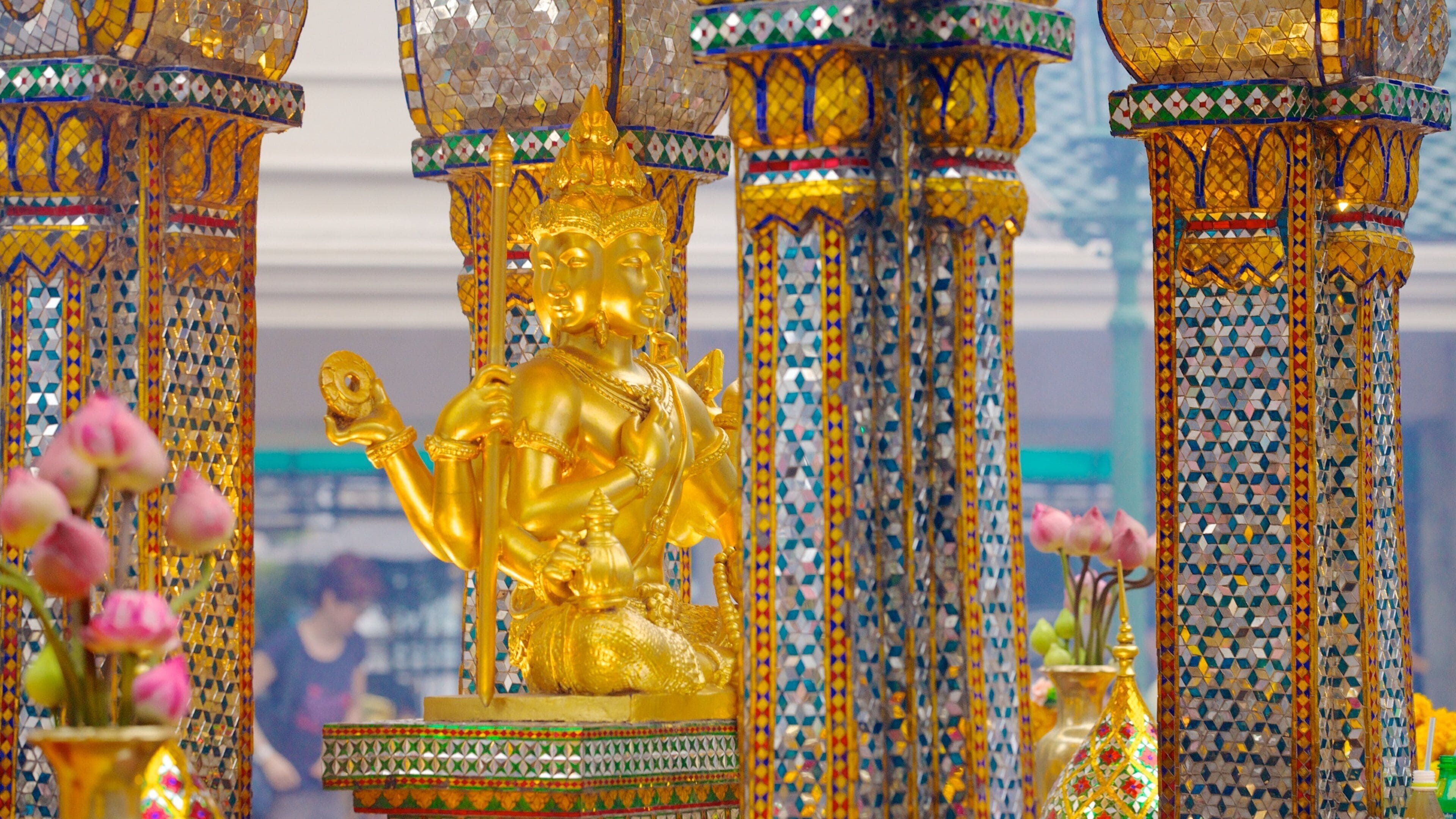 Erawan Shrine showing interior views, religious aspects and a temple or place of worship