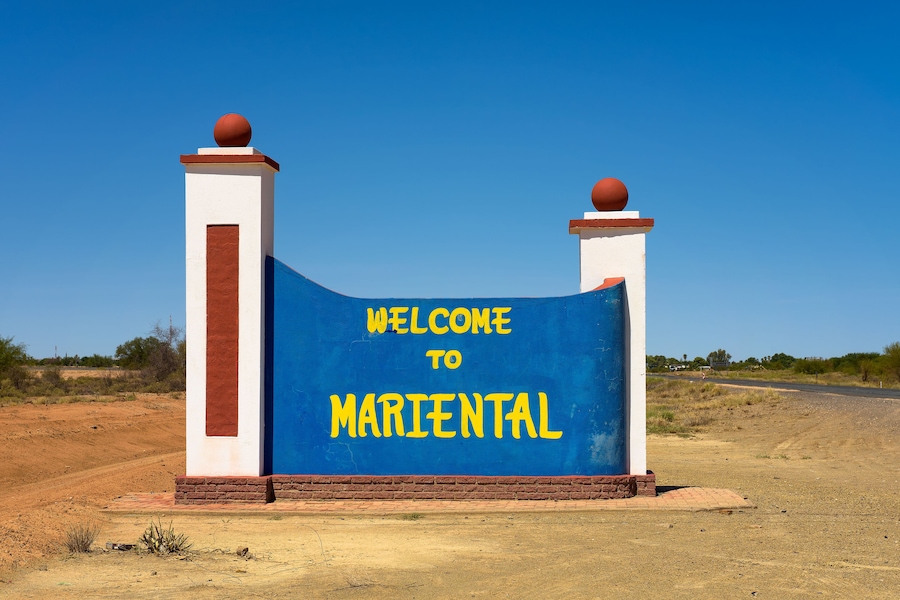 Un panneau d’accueil à Mariental, avec un ciel bleu dégagé en arrière-plan.
