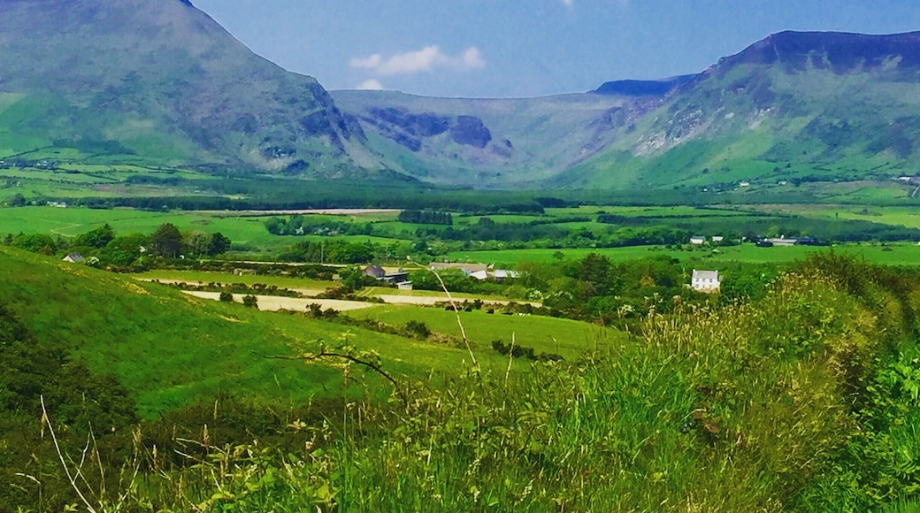 Waking up in the morning with the breathtaking view of the mountains in the Dingle Peninsula. This is in the town of Annascaul, just next to the town of Dingle.
#dingle
#dinglepenninsula
#annascaul
#irishcoast
#ireland