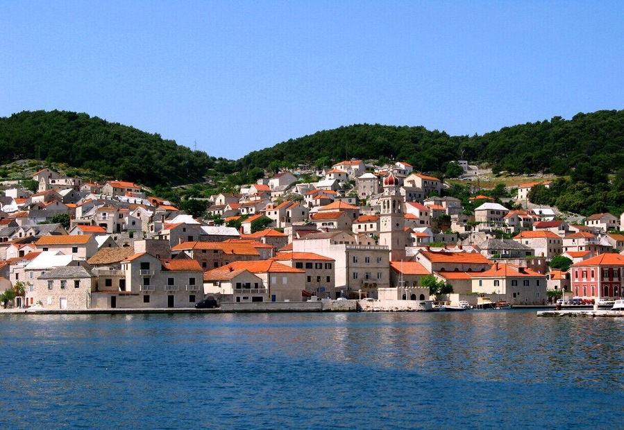 The town with a Crown! This fairy-tale town is on the Island of Brac. It's known for its limestone, which was used for the town's buildings and the White House in the U.S. You can visit the limestone carving school in town or relax with a beverage at an idyllic seaside spot.