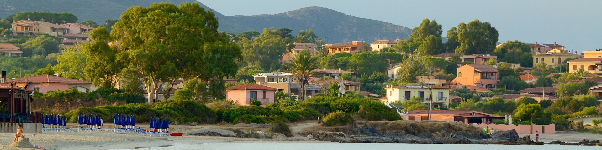 Praia Pittulongu que inclui uma cidade litorânea e uma praia de areia