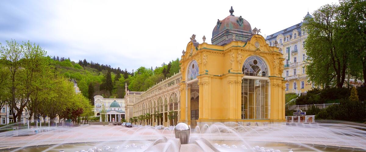 Spa Colonnade showing heritage elements, a fountain and heritage architecture