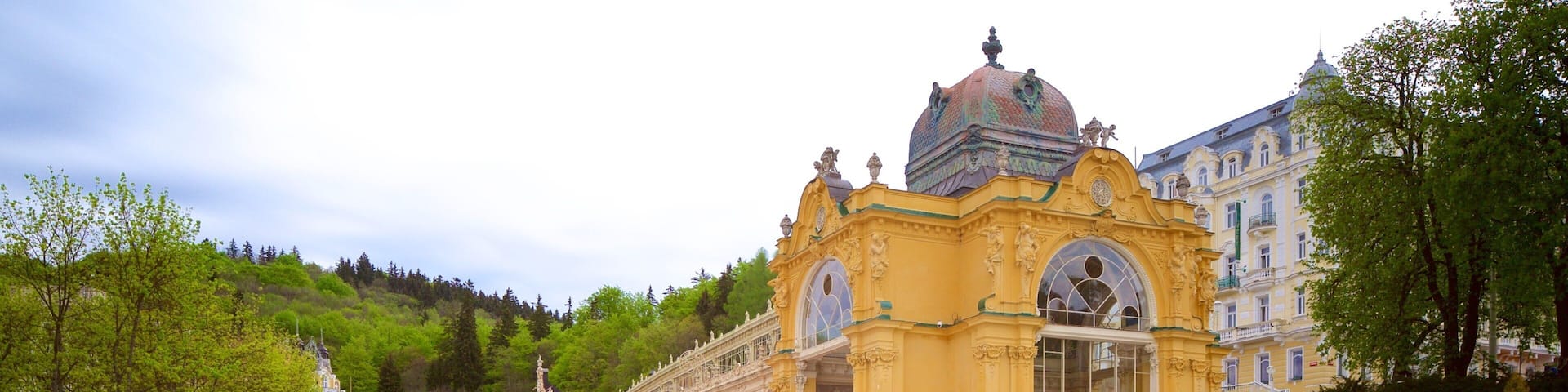 Spa Colonnade showing heritage elements, a fountain and heritage architecture