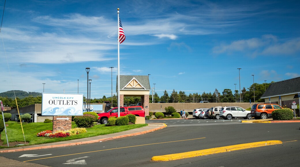 Lincoln City Outlets which includes signage