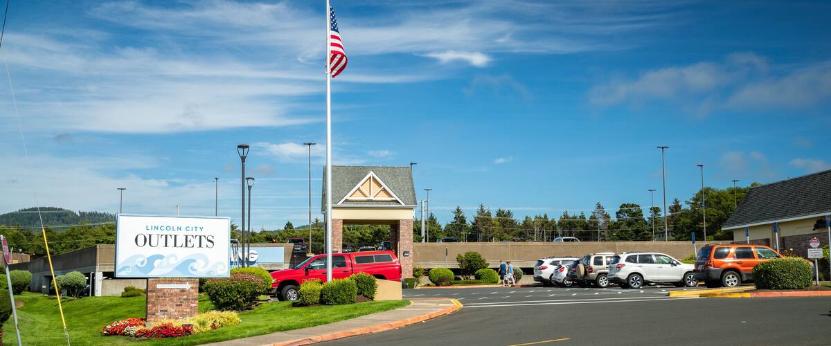 Lincoln City Outlets which includes signage