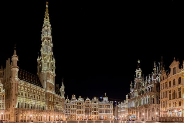 Panorama de la grand place de Bruxelles déserte illuminée en pleine nuit