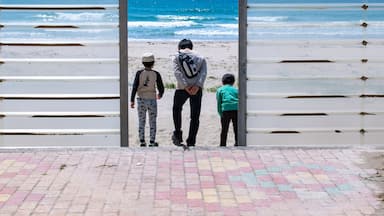 ビーチを散策する親子 島根県浜田市国府海水浴場 Asian father and his children strolling at Kokufu Beach in Hamada city, Shimane pref. Japan