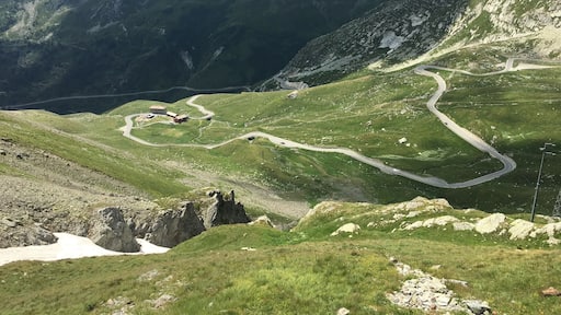 Fantastic road in a car, incredible road on a motorcycle, the Grand St Bernard pass from Italy to Switzerland sees little traffic since the opening of the tunnel.