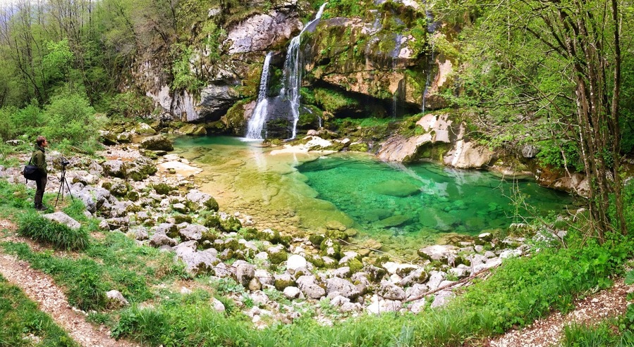 It is almost unbelievable how such a small country like Slovenia can have so many amazing places to visit. A lot of them are well known tourist magnets, but this humble little waterfall actually took us two days to find. Sometimes you put in a lot of effort in search of a place and when you finally arrive it turns out it wasn't all that special. But this one was worth it 😊 #europe #slovenia #bovec #green