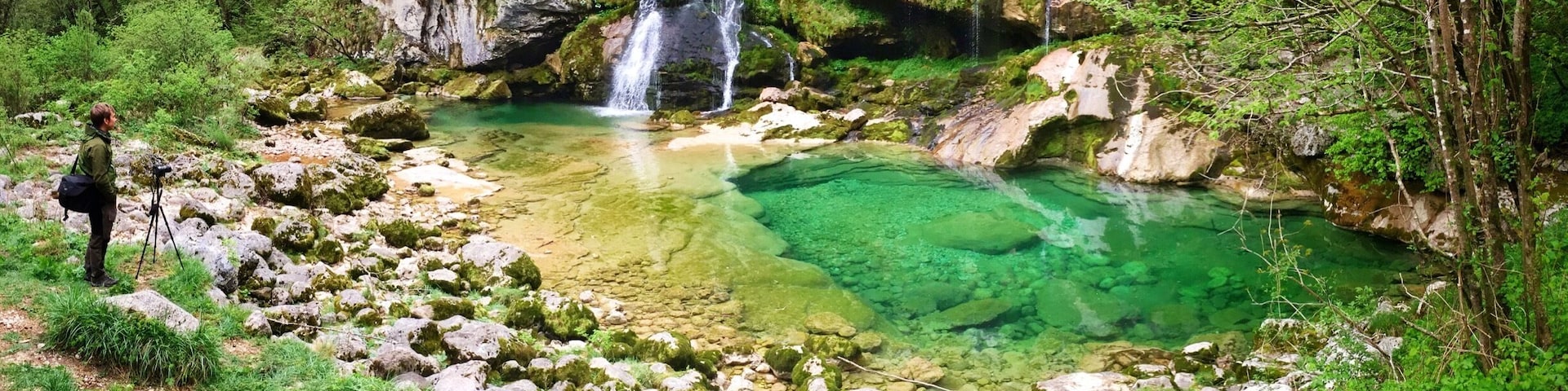 It is almost unbelievable how such a small country like Slovenia can have so many amazing places to visit. A lot of them are well known tourist magnets, but this humble little waterfall actually took us two days to find. Sometimes you put in a lot of effort in search of a place and when you finally arrive it turns out it wasn't all that special. But this one was worth it 😊 #europe #slovenia #bovec #green