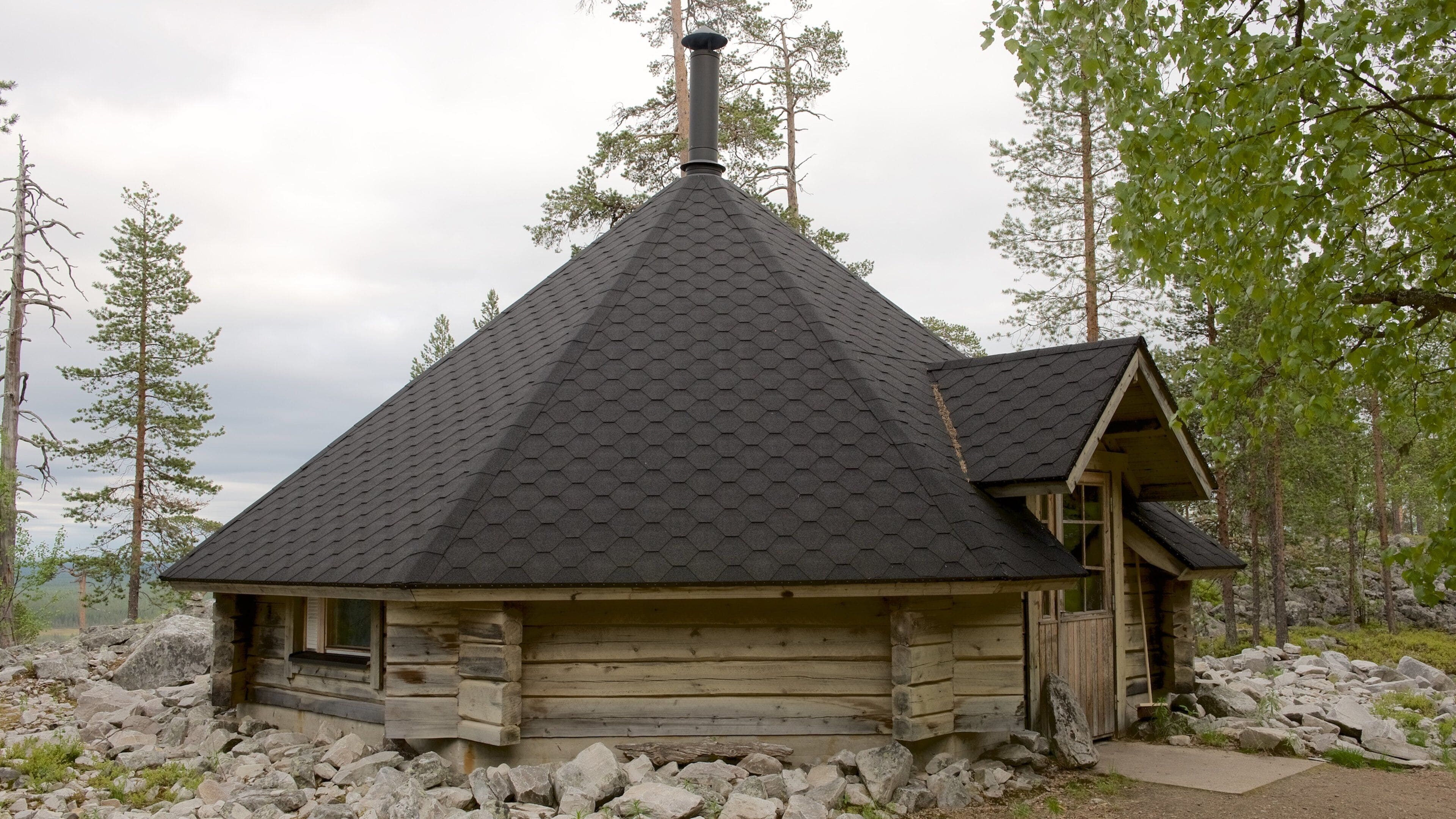 Pyhatunturi que incluye escenas tranquilas y una casa