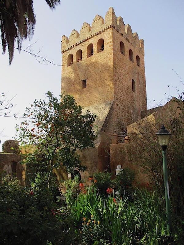 A view of the guard tower in the Qasaba, dating to 1471.  The crenelations at the top are a component of traditional Moroccan architecture that  we would see  on a variety of buildings (both historical and modern) throughout the country.

https://davenotravels.blog