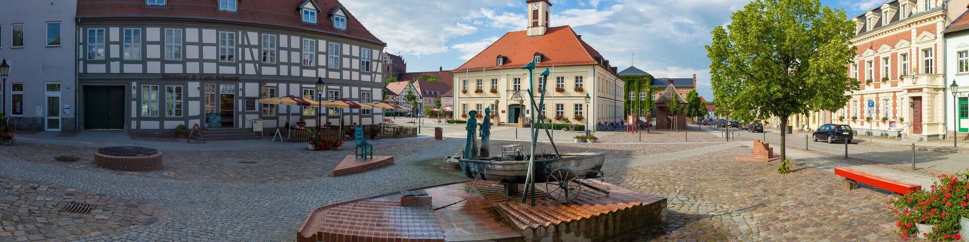 Marktplatz mit Rathaus in Angermünde als Panoramafoto