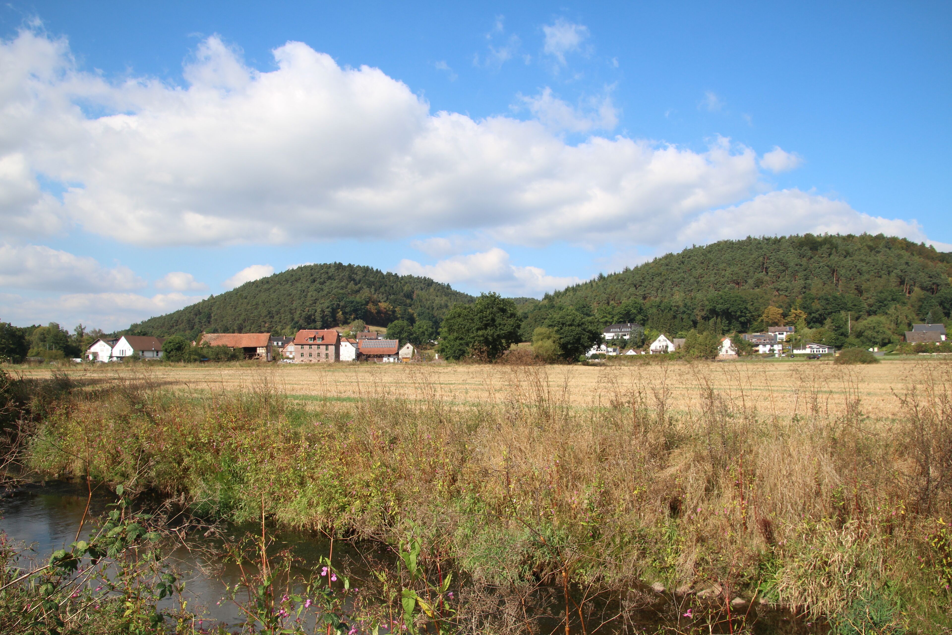 Ortsteil Göttingen der Gemeinde Lahntal. Im Vordergurnd die de:Wetschaft