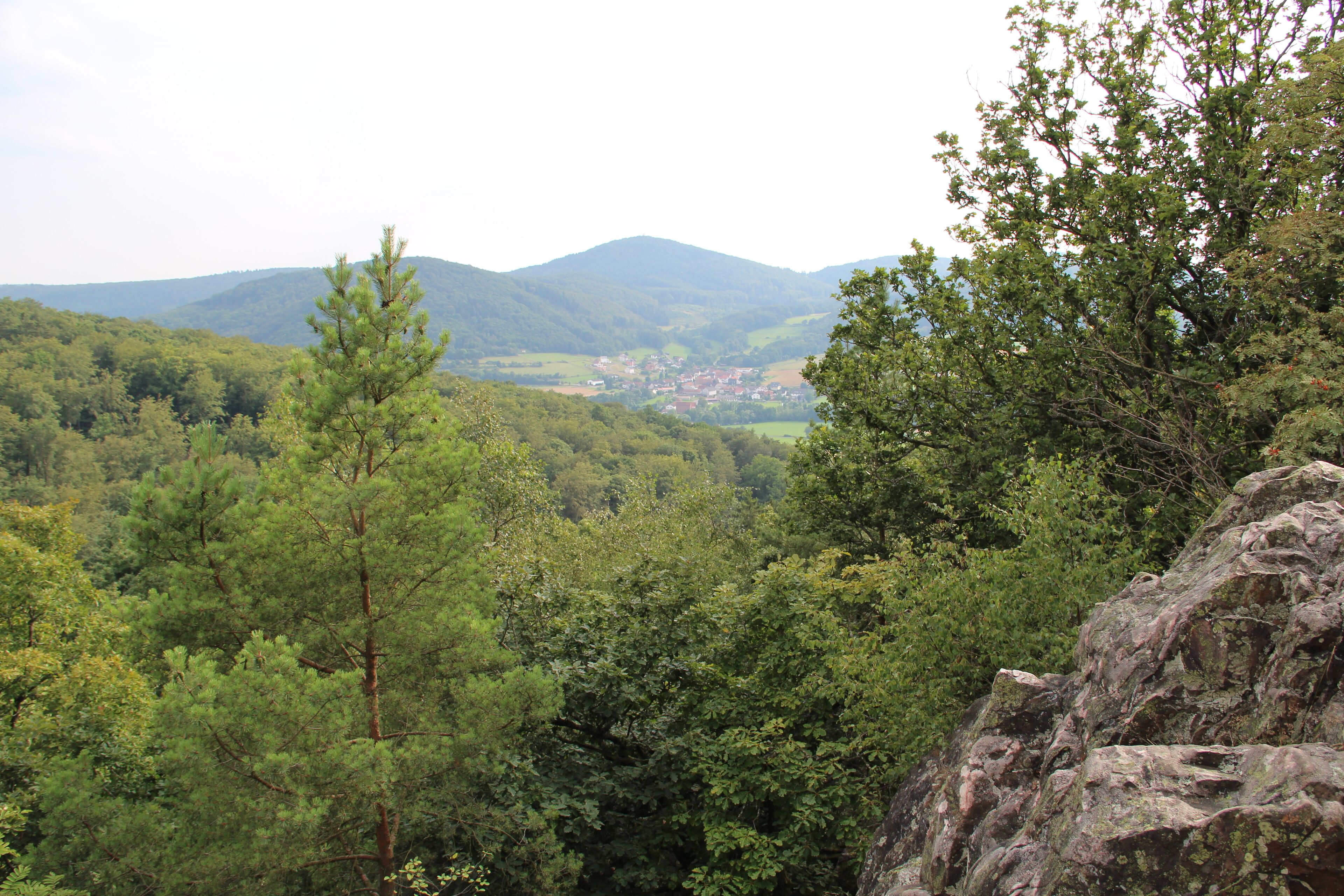 Wichtelhäuser Steine - Aussicht von der äußersten südl. Spitze zum Rimberg