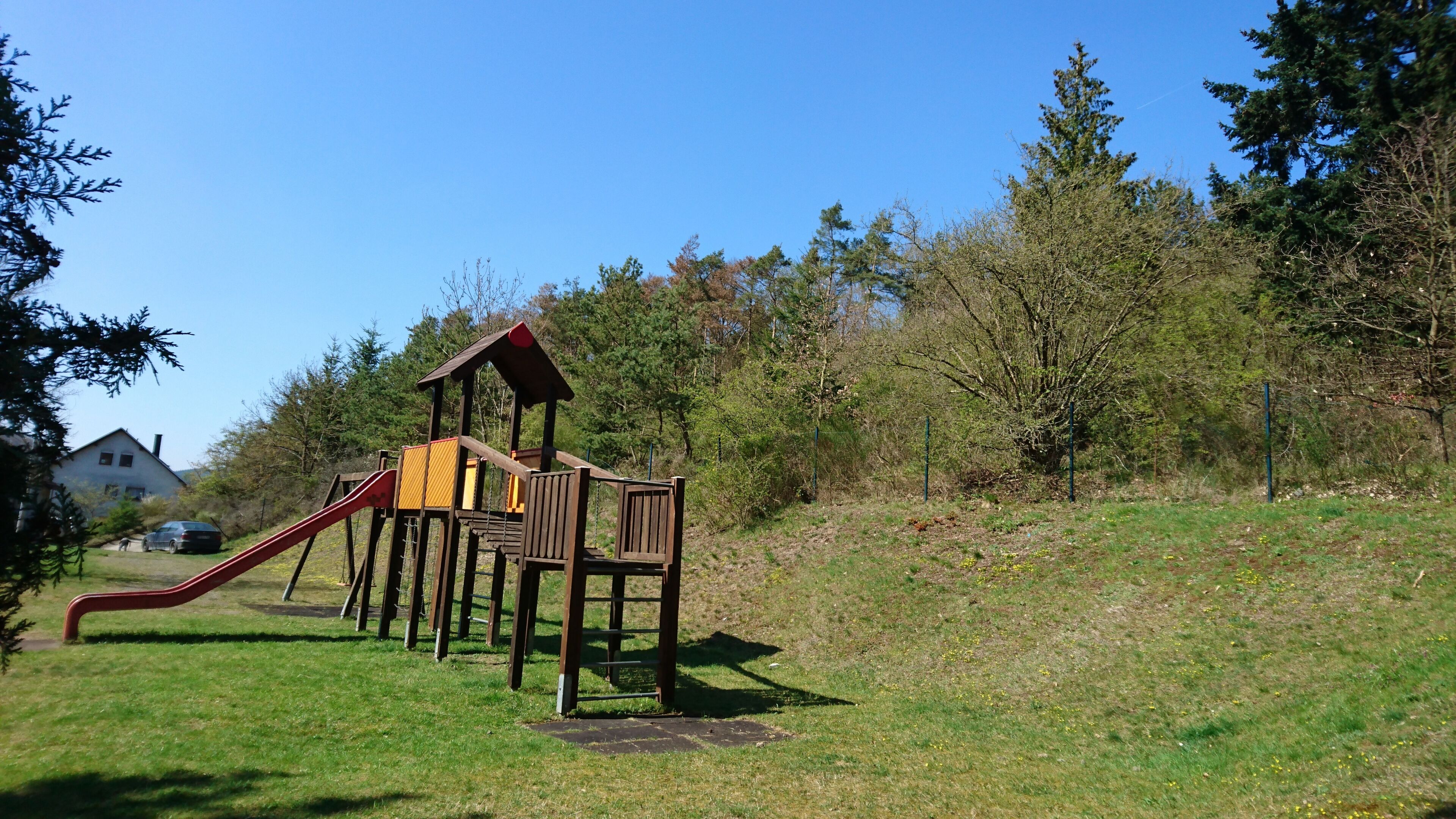 Der Spielplatz Am Hohen Loh in 35080 Bad Endbach (09.04.2017)