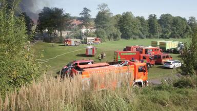 Scheunenbrand in Petersberg im September 2016, Feiuerwehreinsatz mehrerer Wehren inklusie der Feuerwehr Fulda und des Katastrophenschutzzuges.