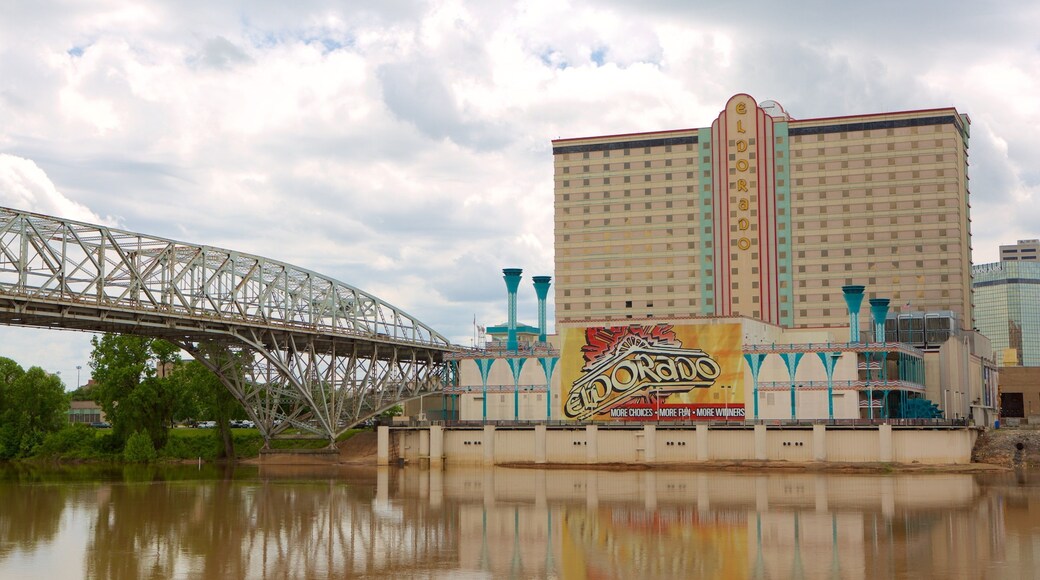 Louisiana Boardwalk mettant en vedette pont et riviĂšre ou ruisseau