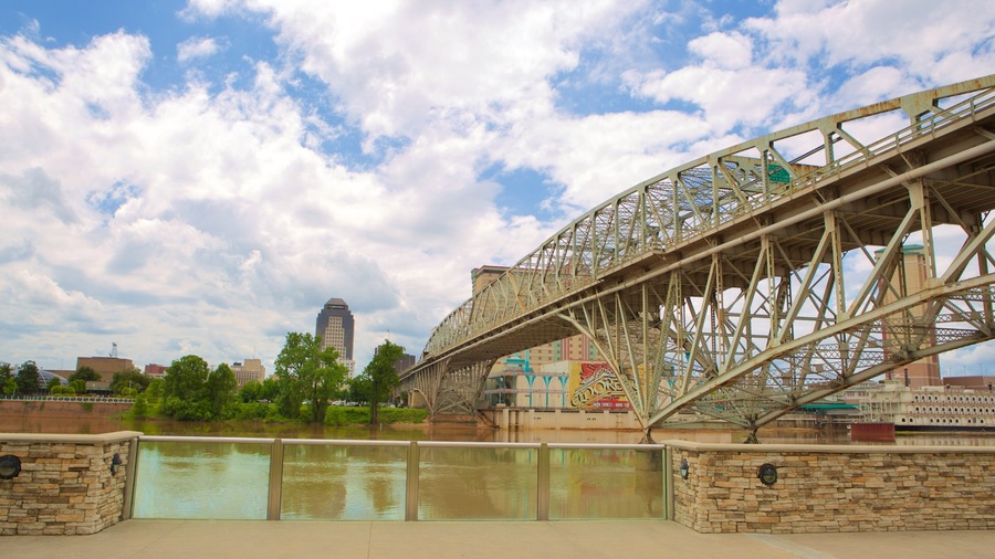 Louisiana Boardwalk das einen Brücke und Fluss oder Bach